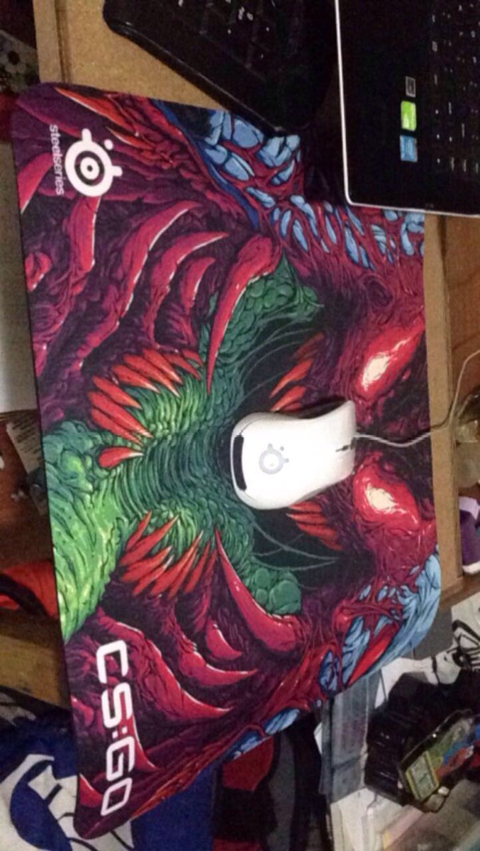 Lattrellino's tweet photo. Idk which position is better when playing... New mousepad!! #CSGOhyperbeast #Steelseries https://t.co/HT2ngQYvsS