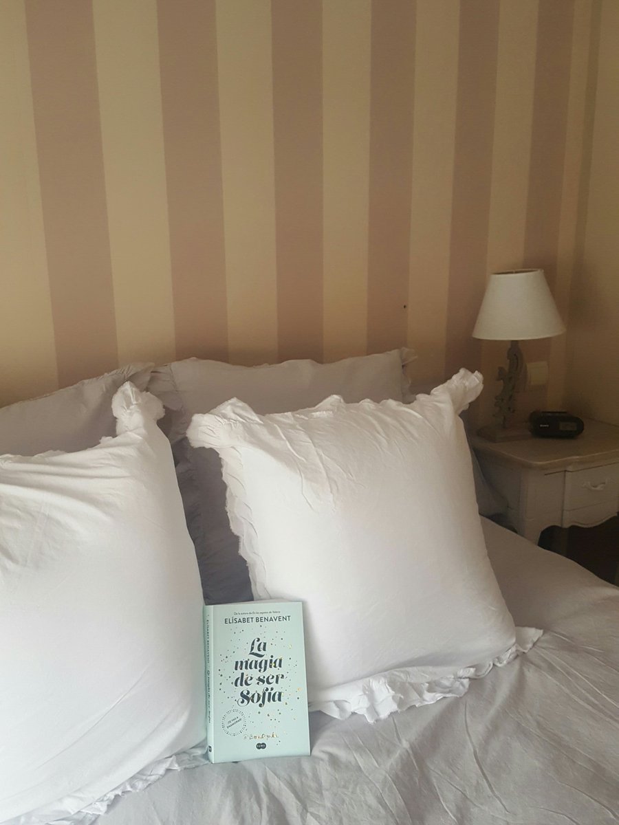 juliagg82's tweet photo. Un domingo de lectura por delante ...Nuevo libro de mi escritora favorita @Betacoqueta. Me está encantando, nunca decepcionas! https://t.co/tteZxCiWmZ