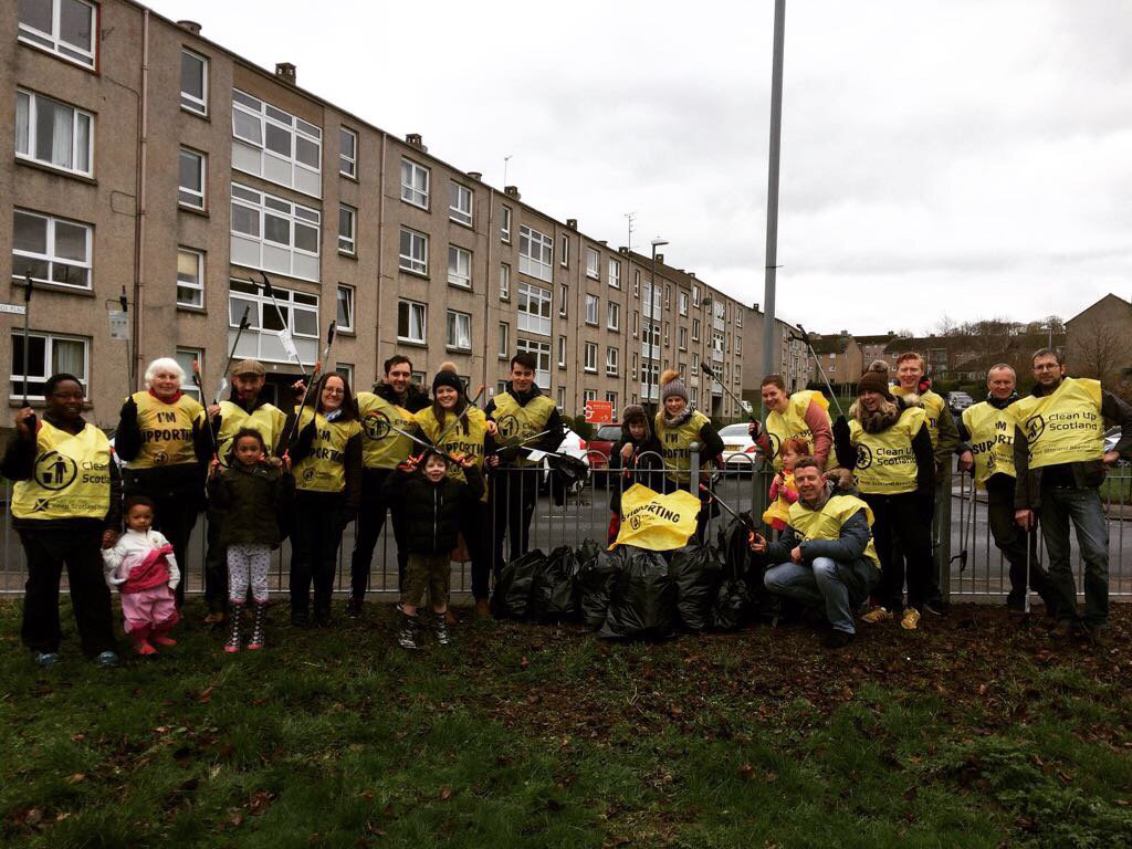 OxgangsChurch's tweet photo. This great team have been out litter picking - taking pride in our community. Thanks for the help @Edinburgh_CC https://t.co/0xGm56Q0Vw