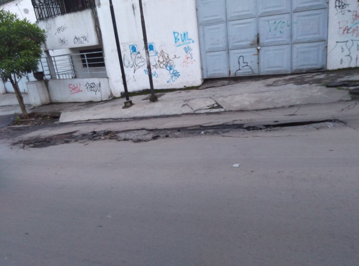 Kondisi Bandulan pasca ujan tadi, aspal ngelupas parah. Lapornya kemana ya ini? <a href="/infomalang/">Info Malang</a>