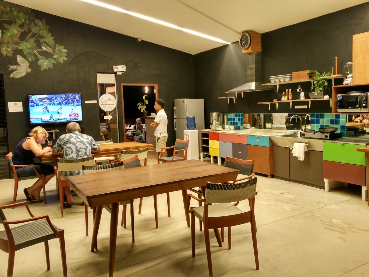 alexjourneyz's tweet photo. Sunday night hostel life in El Nido Palawan at Spin Designer Hostel. #Philippines #BackpackingPH @hostelworld https://t.co/4MASWqTKky
