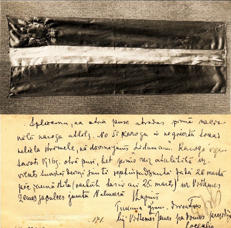 Pirmā Latvijas karoga (pirms resturācijas) fotogrāfija ar Jāņa Lapiņa rakstīto paskaidrojošo tekstu! 1917. Gads