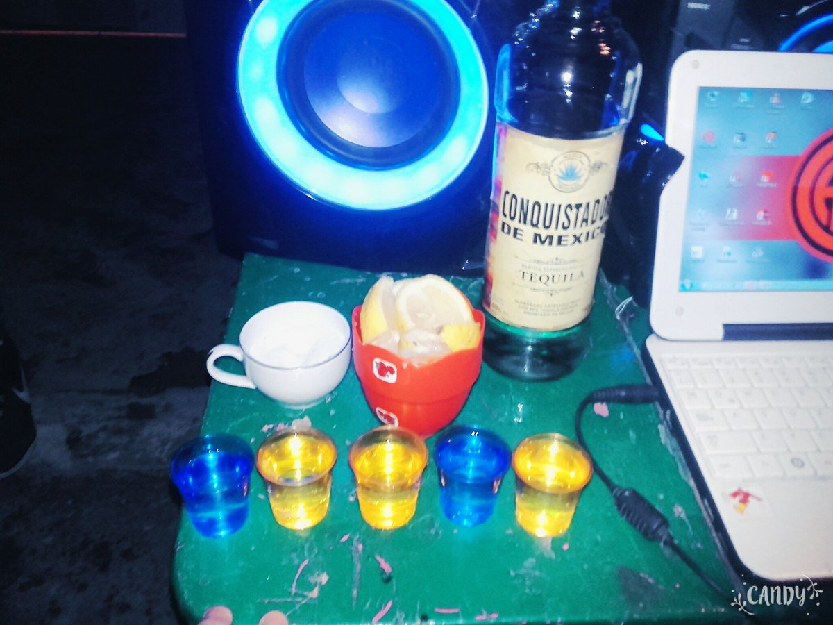 Meluu_bella's tweet photo. Háblame de tomar jajaj
#FernetConCoca #VodkaConSpeed #Caipiriña #Tequila ❤ https://t.co/7AIDfR9M9k