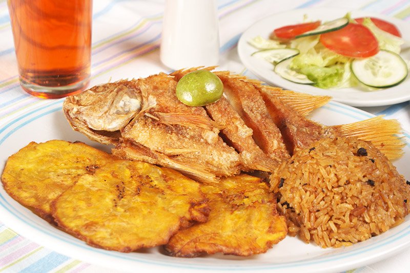 Pescado Frito Con Arroz De Coco