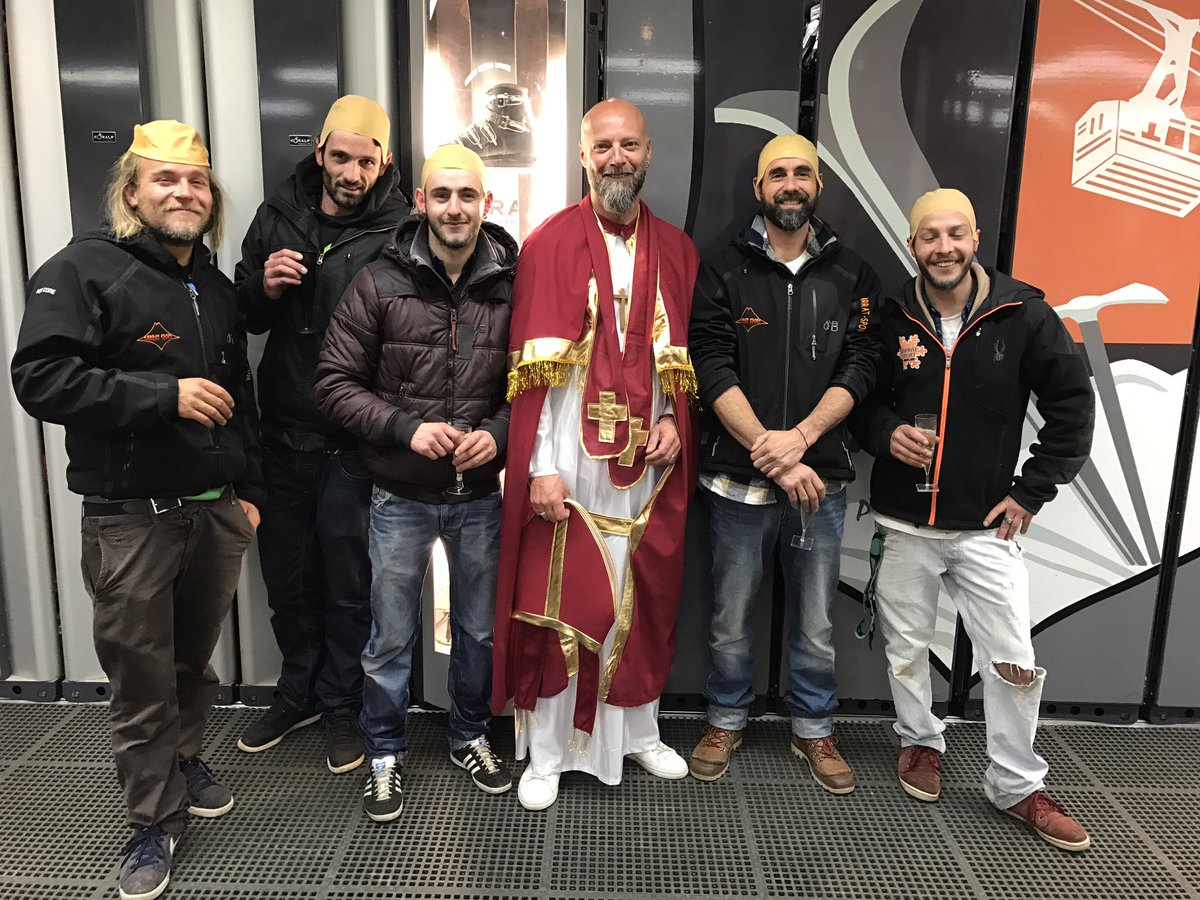 sarratsport's tweet photo. Cette semaine pour Mardi Gras, je me demande si une partie de l'équipe ne s'est pas un peu moqué de moi...😡 https://t.co/62RVfG8Otz