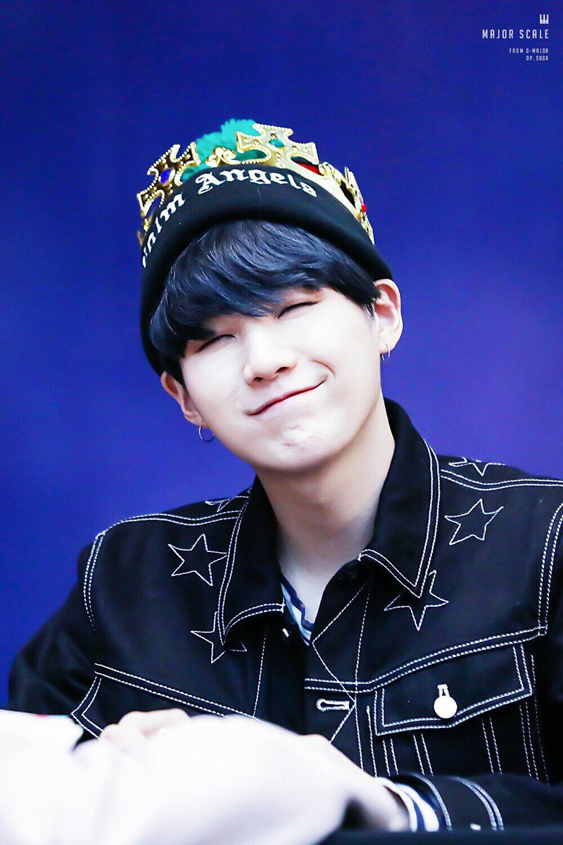 jihoon3838's tweet photo. ЮнГи такой милый ::>_<::
#KanyeWest_for_BTS_Suga https://t.co/JBIwiLinDl