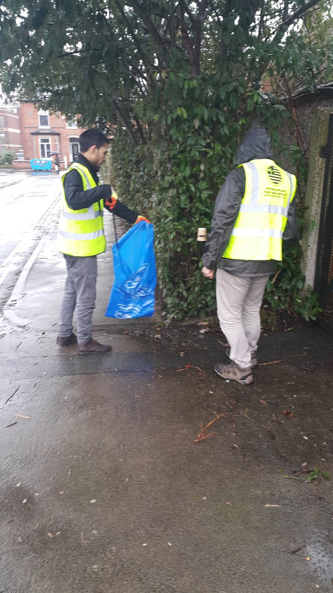 MKA_Stockport's tweet photo. Muslim youth from #Stockport  cleaning the streets in cheadle #BigTidyUp @KeepBritainTidy @UKMuslimYouth @StockportMBC @stockportnews https://t.co/aDCypvE5w6