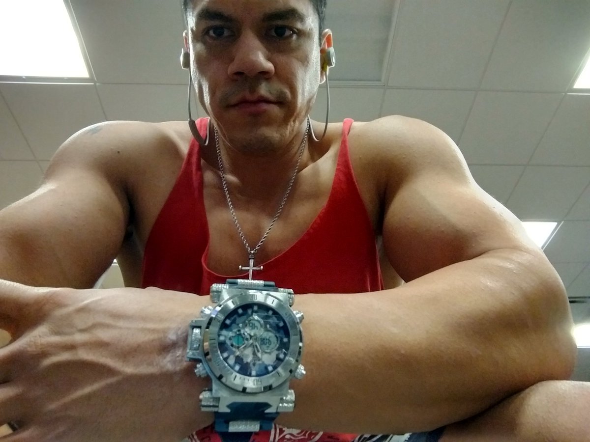 rollinsw0llen's tweet photo. @swoleoclock #SWSniper getting all kinds of attention at the @ArnoldSports. #asf2017 #swoleoclock #npcwear #npc https://t.co/ZjmC0gIHOY https://t.co/IAeTd9gkgI