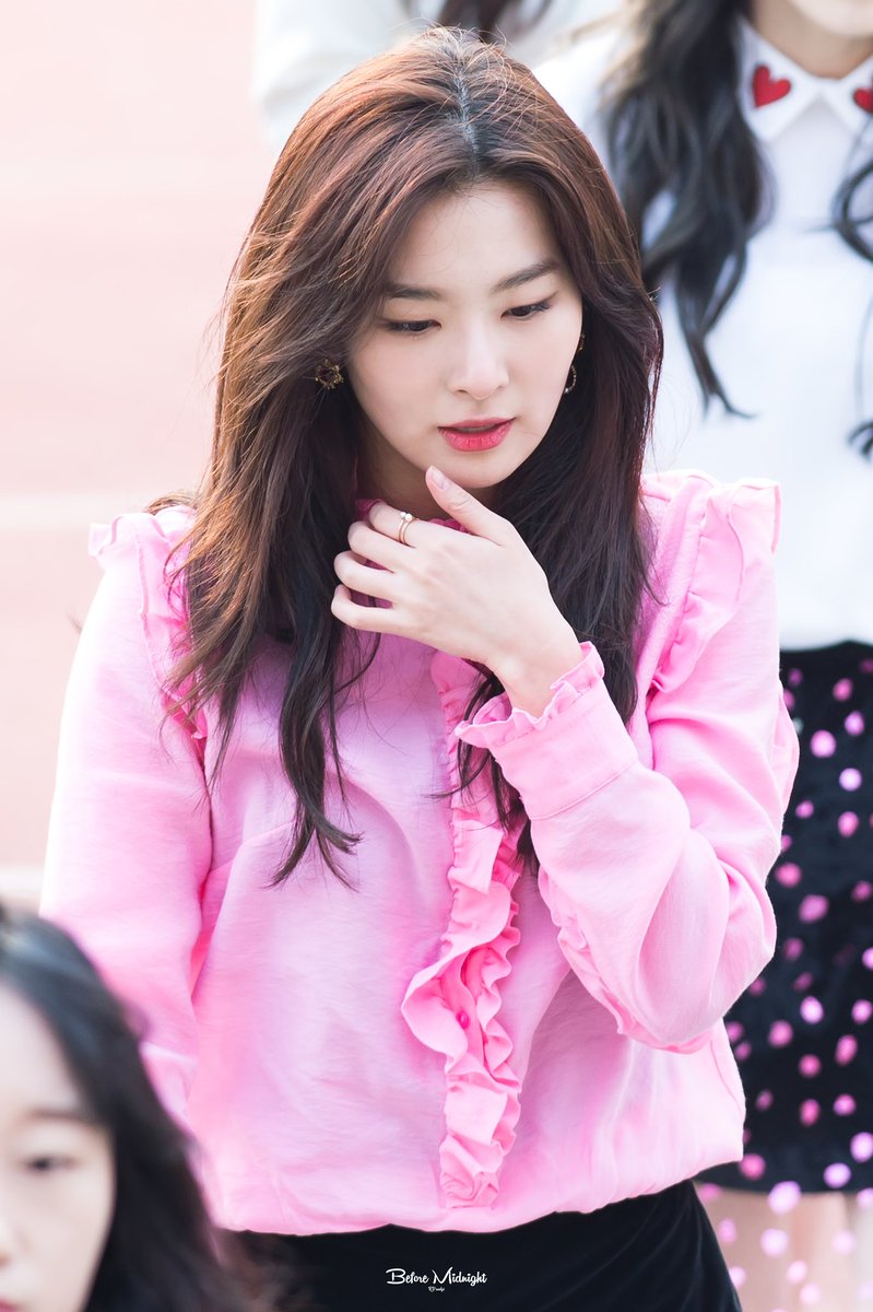 BFmidnight's tweet photo. 170305 #레드벨벳 #슬기 #RedVelvet #SEULGI  FC안양 개막식 축하공연 3pics

#rookie https://t.co/YcxLsUnfV0