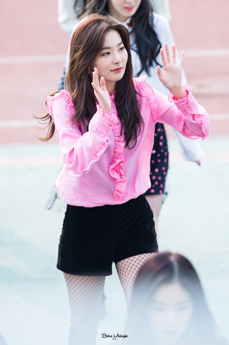 BFmidnight's tweet photo. 170305 #레드벨벳 #슬기 #RedVelvet #SEULGI  FC안양 개막식 축하공연 3pics

#rookie https://t.co/YcxLsUnfV0