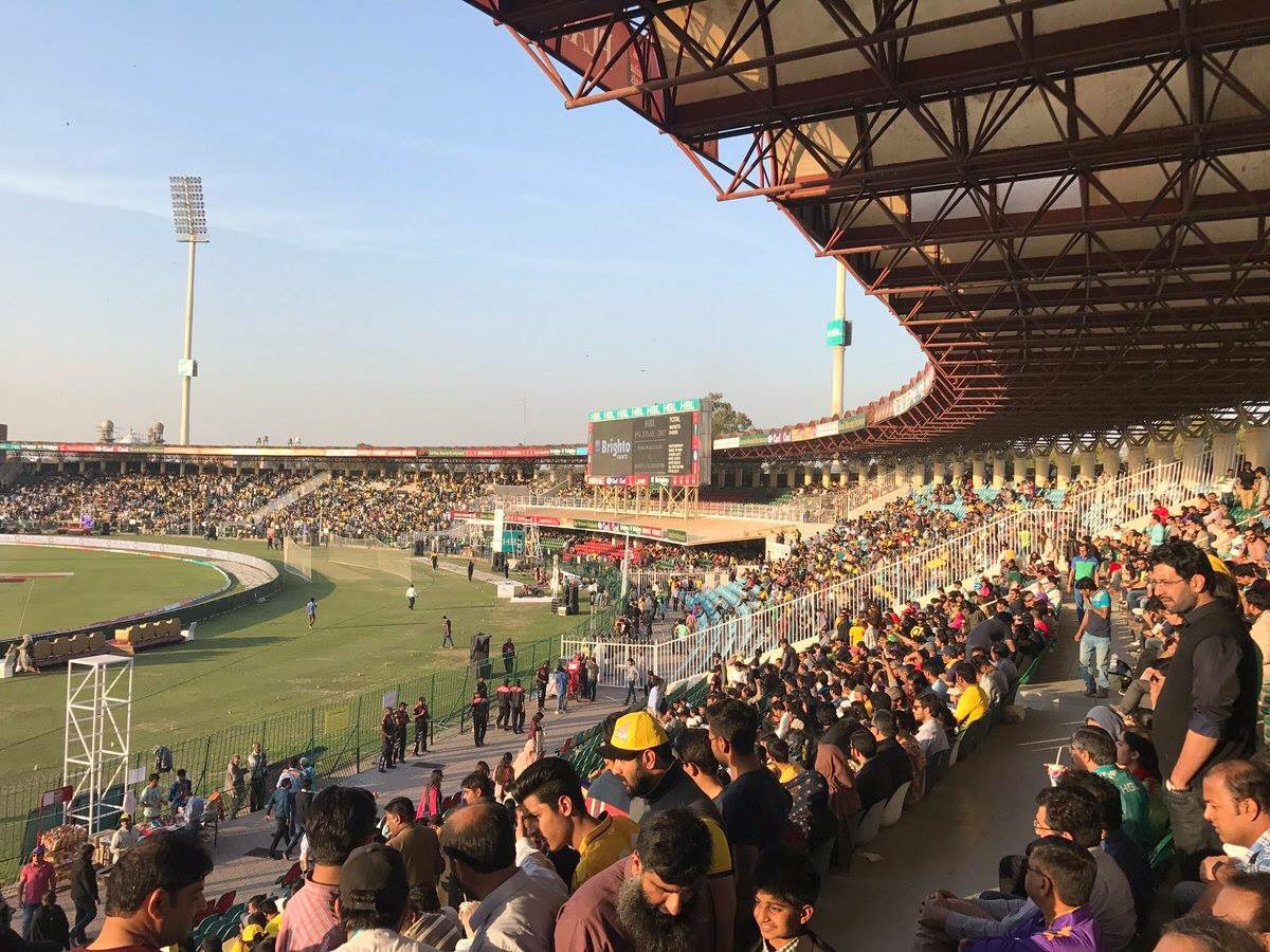 Peaceful_Pak's tweet photo. The answer to the enemies of #Pakistan!
#PSL17 finale in #Lahore.
#HouseFull https://t.co/VuwlzdRDLl