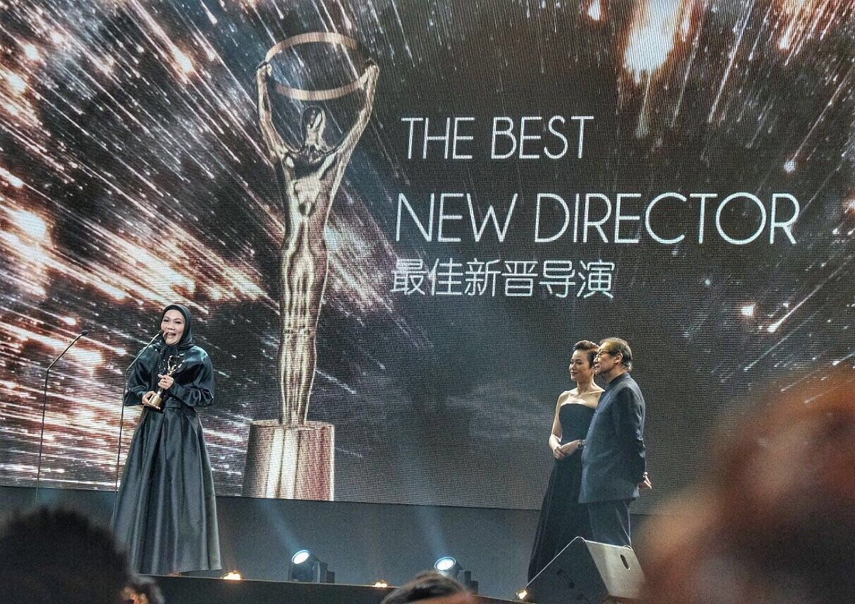 GenevieveLohCNA's tweet photo. Mastura Ahmad accepts Best New Director award at #MGGA on behalf of Boo Junfeng, who's in Tokyo.Congrats #ApprenticeFilm &amp; @witheringtravis https://t.co/Hcc6SwS5fI