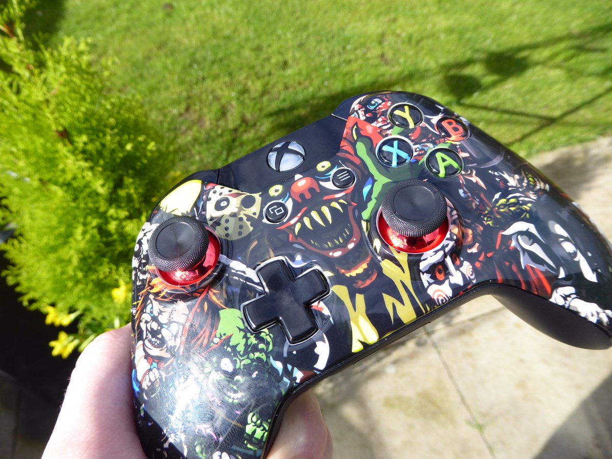 UnionCustomz's tweet photo. New sick design! You guys like? #Custom #XB1 #xboxone #Controller Will be available here soon! - https://t.co/WhWrrrkP8G @DavidJohnGibbo1 https://t.co/YREG8GBIt7