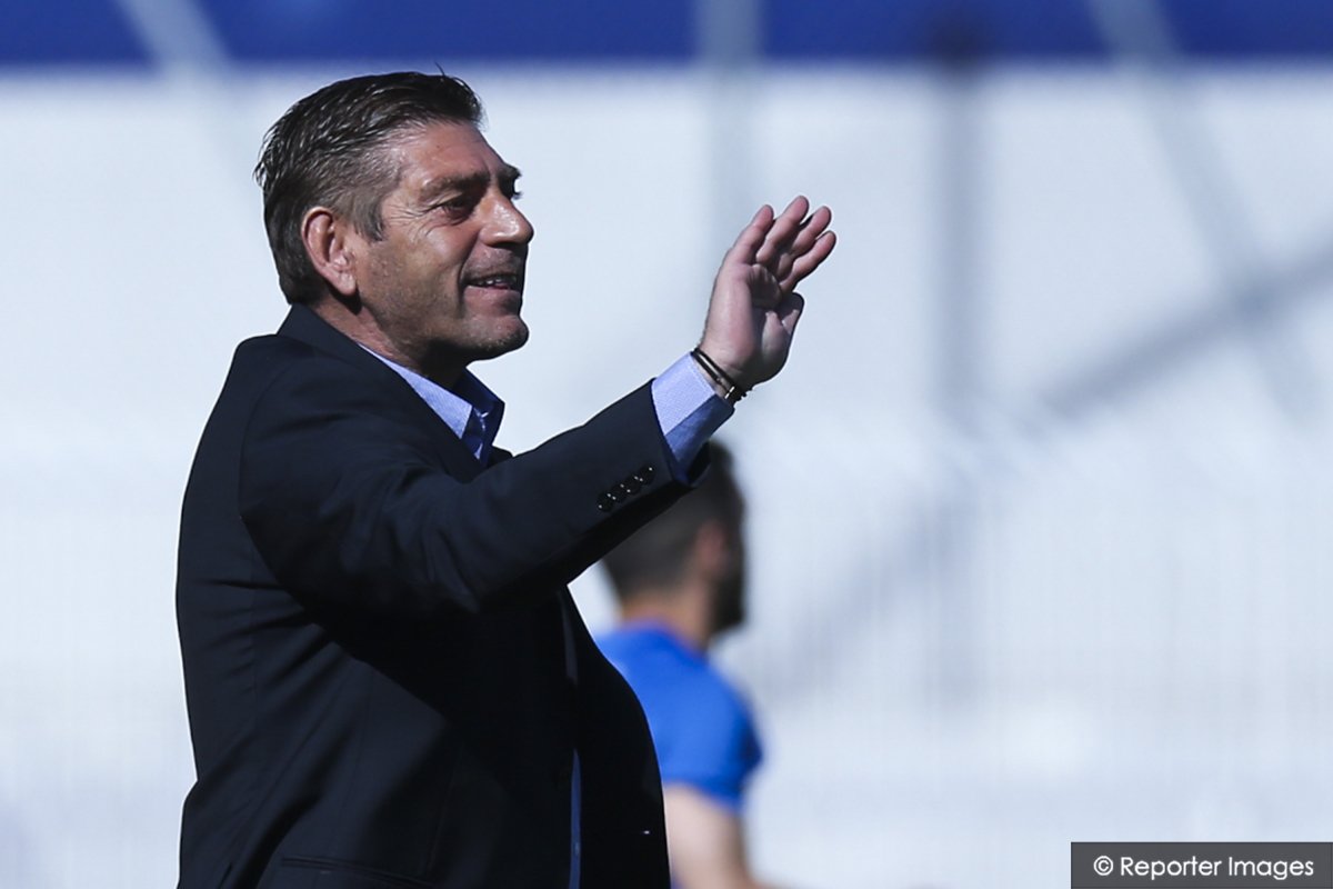 Super_League_GR's tweet photo. 0-0 στο 23', οι προπονητές Σα Πίντο και Παντελίδης κατευθύνουν τους παίκτες τους https://t.co/flZjCGlHAu @atromitos1923 #ATRIRA #slgr https://t.co/Nw1MTlSfQK