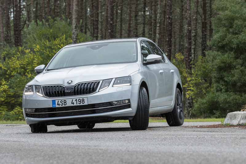 motorgiga's tweet photo. ¿Has visto esta prueba de #motorgiga? #Skoda Octavia 2017; prueba express https://t.co/LFZmSIxJgp https://t.co/elvy8zQusv
