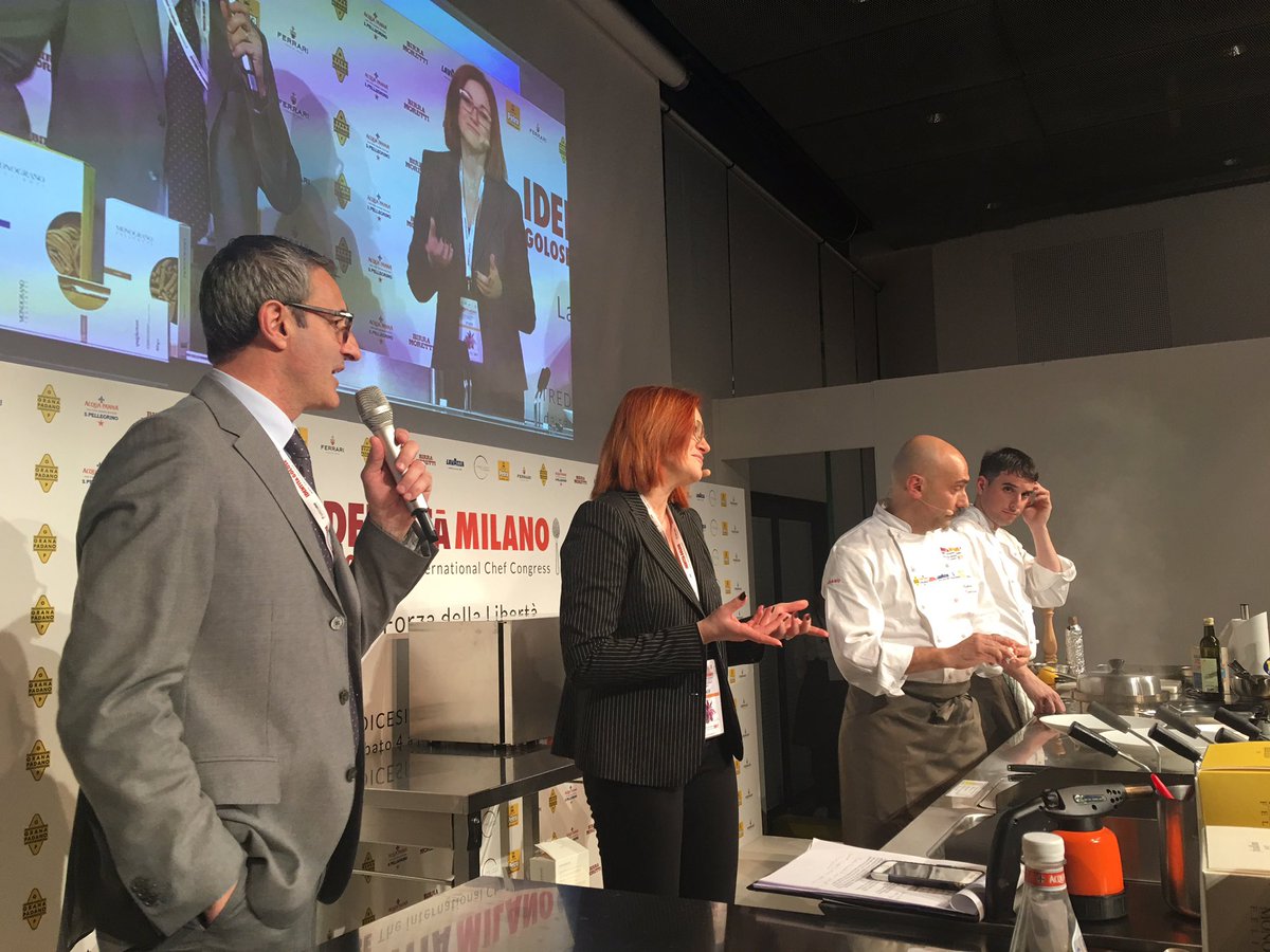 Pasta_Felicetti's tweet photo. Dopo l'intervallo sl palco @ChefGenovese con Pàcote IlCappelli al vapore #chefmonogranoIG17 #IGmi17 @identitagolose https://t.co/7hsuJeKIew