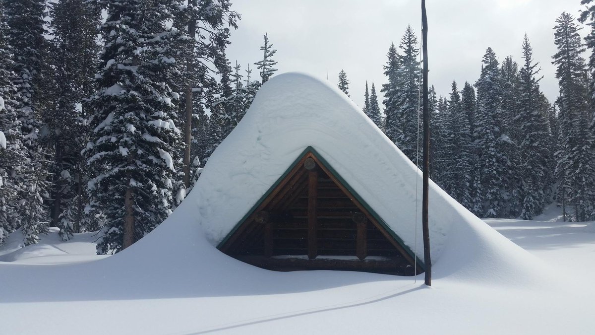 YellowstoneNPS's tweet image. If you've been to the Lewis Lake Ranger Station, this might look familiar. That's about 10 feet of snow! 📷 by Lisa Stoorza taken last week.