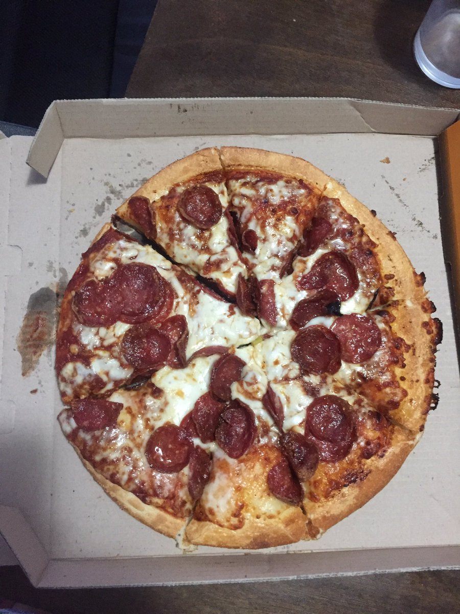 hendry9999999's tweet photo. Mr @GordonRamsay what's your thought on my pizza? https://t.co/s5Zo58Yi03