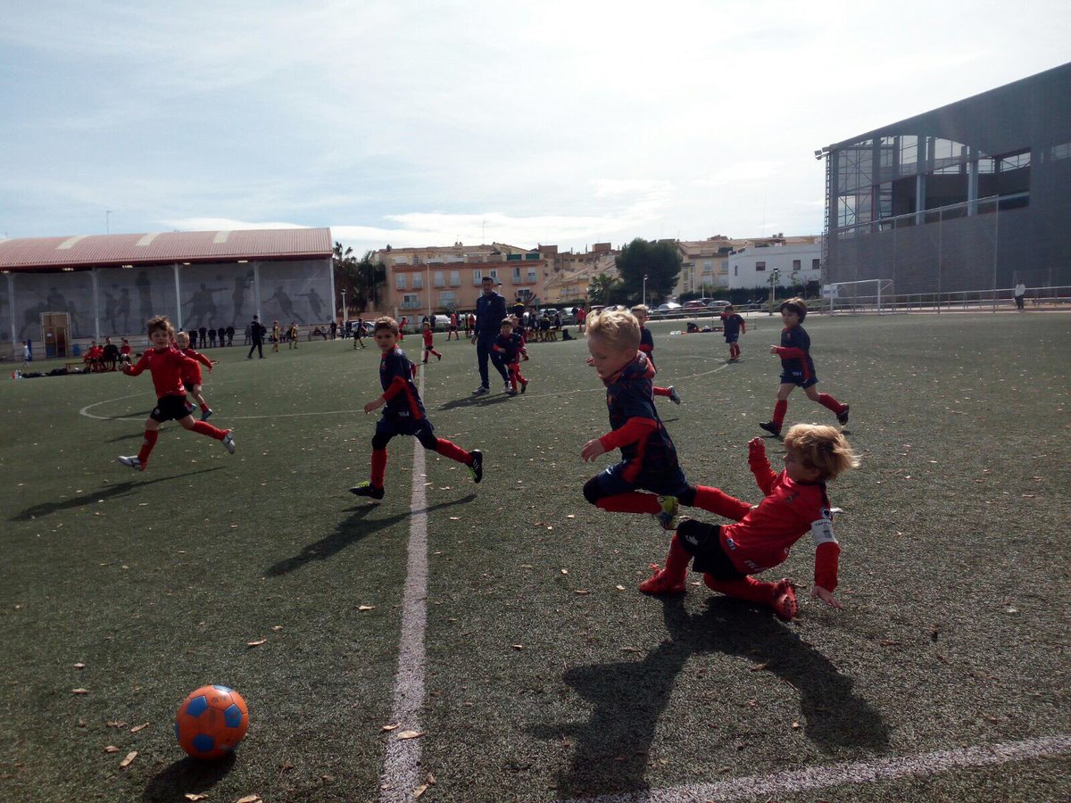UDAldaiaCF_Base's tweet photo. Los Querus 👧🏻👦🏽👦🏼👦🏻👶🏼 han caído en Alboraya pero han vuelto a disfrutar con el fútbol #Querus #querubines #minirojitos ⚽️🏃🏻 https://t.co/lV02GpxI8r
