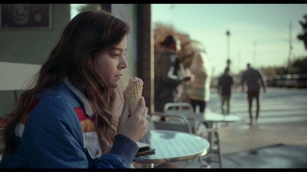 человек сидит в коробке. человек в пространстве. почти тесный. человек в коробке. почти друзья и одейя раш.