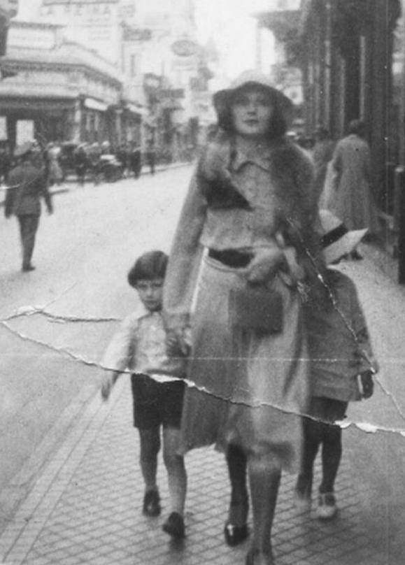 Rosariorecuerdo's tweet photo. De paseo por calle Córdoba en 1934 caminando por la vereda de La Favorita
https://t.co/JqBtPbXAtW https://t.co/A1oJIObSI4