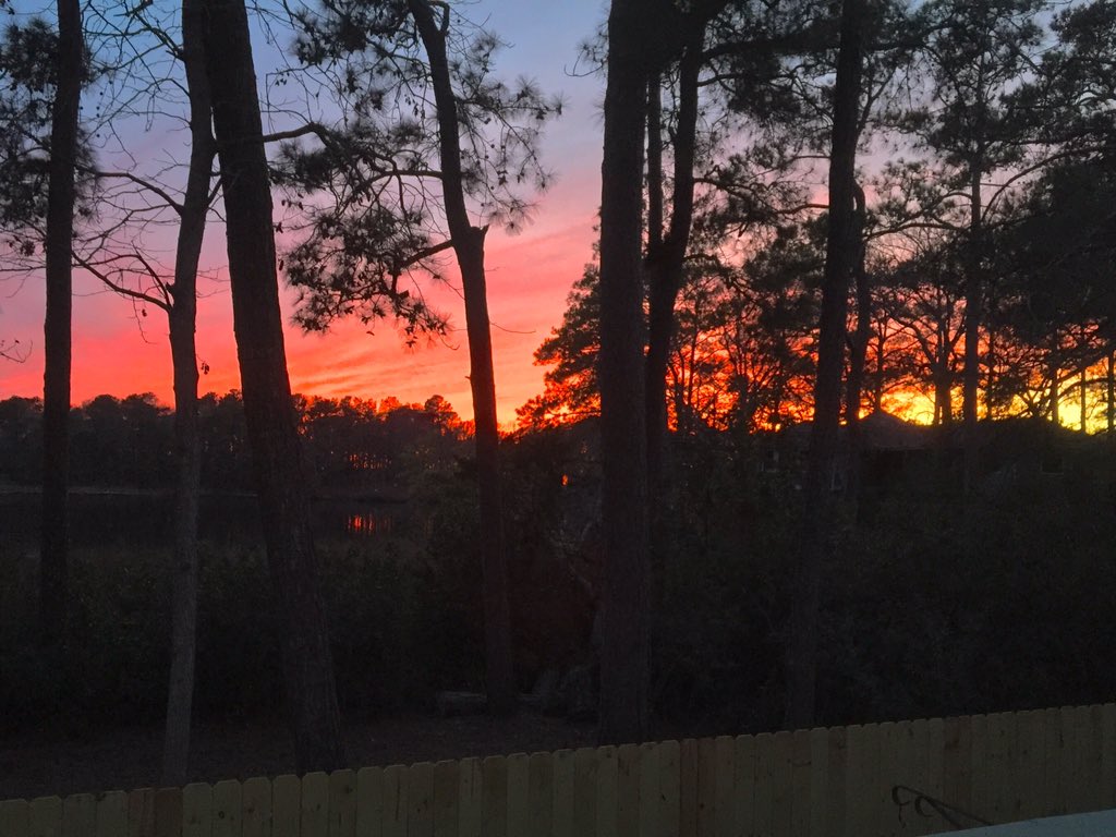 MadSCWT's tweet photo. @oliviackcs I think she sent me this sunset Thursday #PalsPorch #WWQCD https://t.co/Rt21gw3UJz