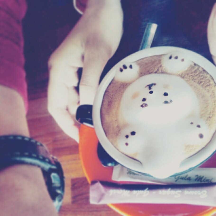alin_117's tweet photo. Bisa sih hidup tanpa kopi...tapi kalo tanpa kamu....ehmmm...😁😁😂😂 https://t.co/fCSdzqDjAp