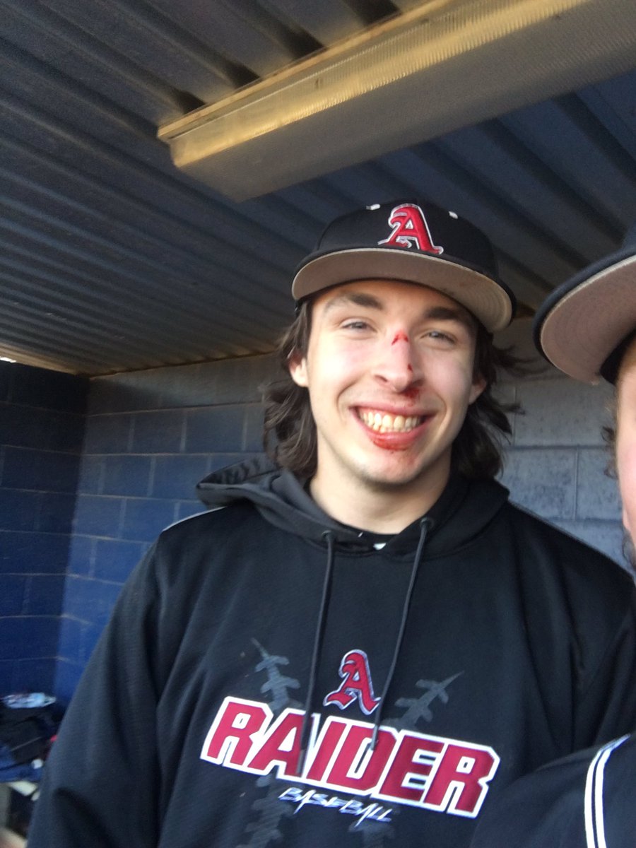 PoThings's tweet image. *falls over railing trying to get a foul ball*