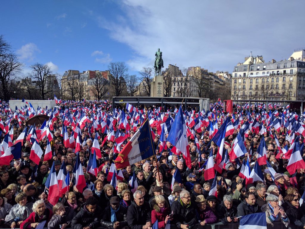 FrancoisFillon's tweet photo. Ils pensent que je suis seul. Ils veulent que je sois seul. Est-ce que nous sommes seuls ? #FillonTrocadéro https://t.co/geAbwBYeew