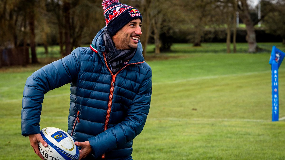 redbullracing's tweet photo. Be prepared to tackle anything! #WingIt π
π·: @danielricciardo at #F1Scrum @BathRugby 2016 #F1 https://t.co/dRQMaGAOqb