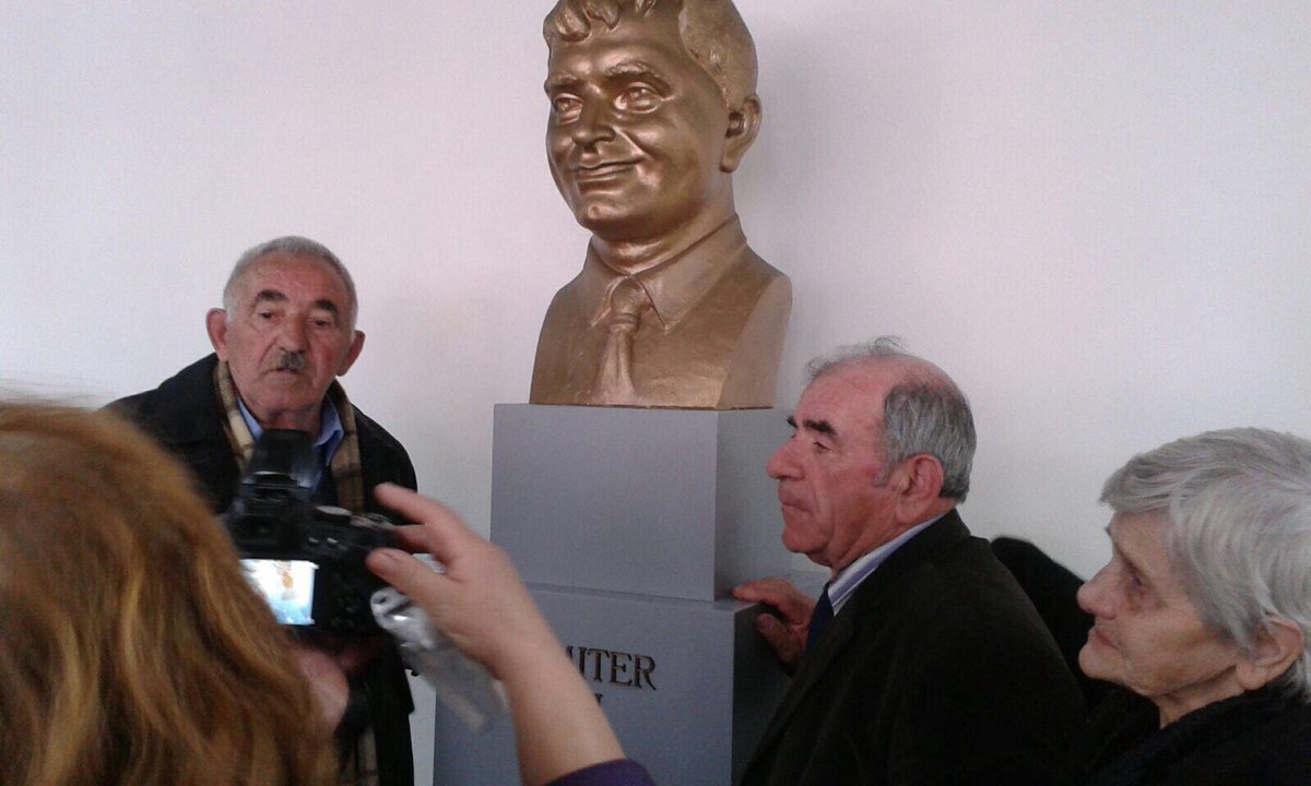 bledicuci's tweet photo. Në inagurimin e bustit të Dok. Dhimiter Çuçi, emrin e të cilit do mbajë dhe marteniteti i Gjirokastrës. Premtim i mbajtur i PS. https://t.co/GSSZ0JikkI
