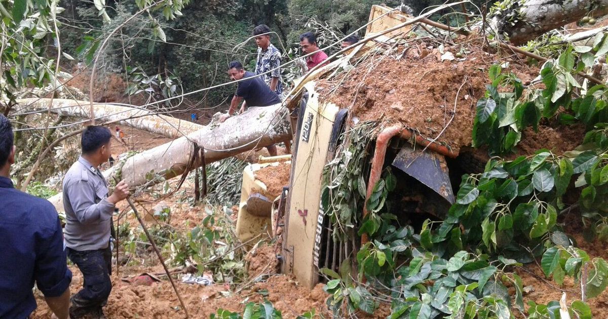 .<a href="/BNPB_Indonesia/">BNPB Indonesia</a> melaporkan akibat banjir dan tanah longsor ada enam orang meninggal dunia di Sumatera Barat. bit.ly/2mHIEvN
