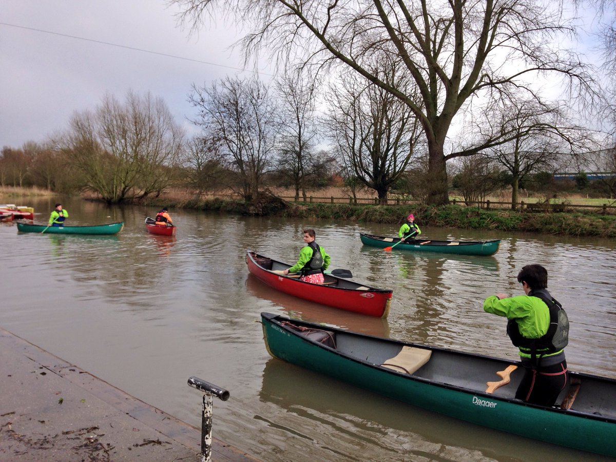 ntuoutdoors's tweet photo. @ntucanoe learning their 2* skills. Well done guys in such bad weather! https://t.co/zrY32CWouf