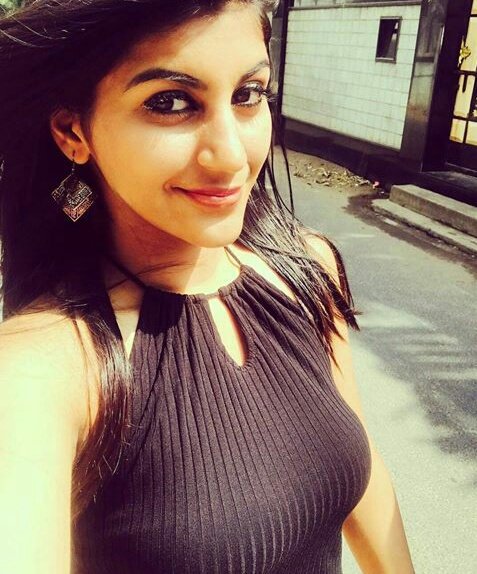Bigg Boss fame Yashika shares Hot Photos on Insta stories - View pics!