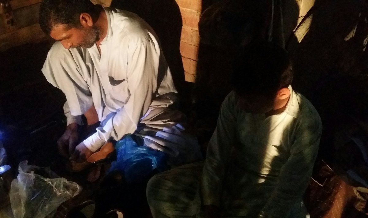 WaseemAzmet's tweet image. بیشتر لاہوری کرکٹ دیکھنےمیں مصروف ہیں لیکن ایک دوسرا لاہور اس وقت بھی مزدوری میں جتا ہوا ہے
#CricketComesHome 
#PslFinalLahore 
#LAHOREFINAL