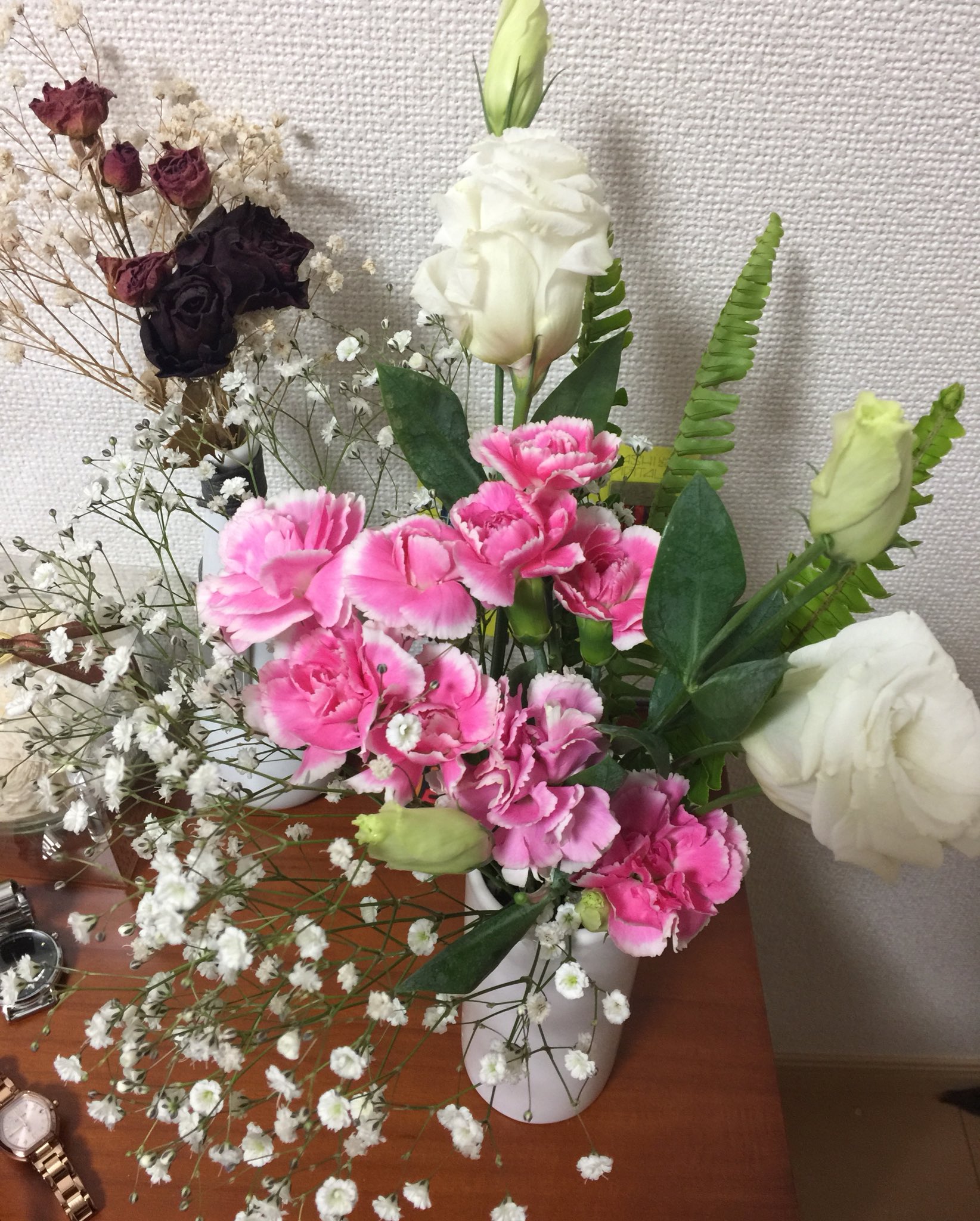 尋 Al Twitter 先日いただいた花束 スイートピーの元気が無くなってきたので 白薔薇とカーネーションとかすみ草は生け直して 残りの赤薔薇と かすみ草はドライフラワーに 一緒に写っているドライフラワーは去年のもの お互い色々あったよね お疲れ様 また会う