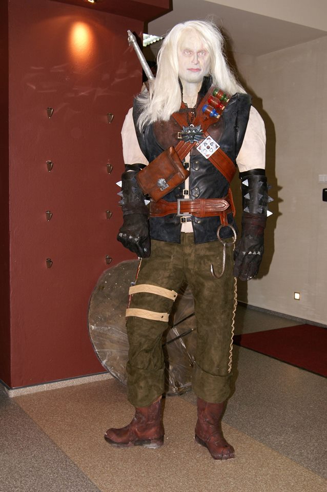 3om6o6ep's tweet photo. В 2006 году CD Projekt RED заказали статую ведьмака Жерара для продвижения первой части «Ведьмака» на различных выставках и мероприятиях: https://t.co/hjwmhA3ger