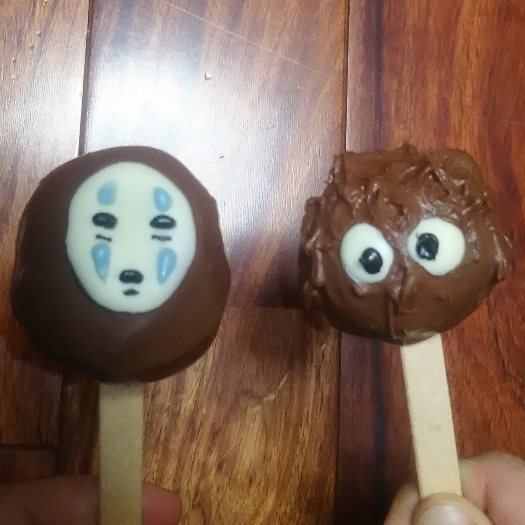 あんべさん V Twitter ジブリなケーキポップ 顔もチョコで作ったよー カオナシ まっくろくろすけ ススワタリ ケーキポップ