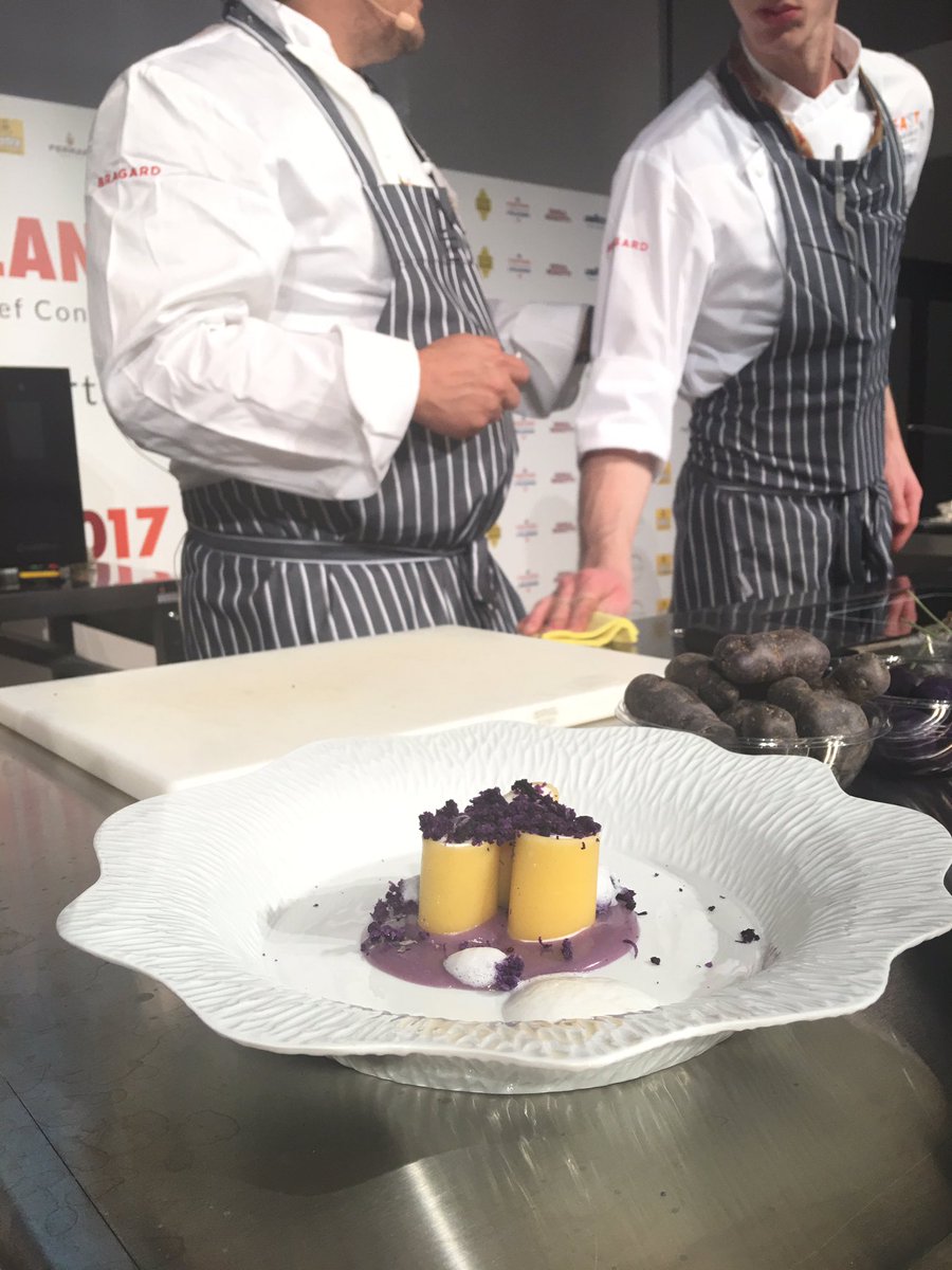 Pasta_Felicetti's tweet photo. Paché ripiene di caprino, patate vitellotte, lavanda, olio alla lavanda. #chefmonogranoIG17 #IGmi17 @maurocolagreco https://t.co/vg7N8iJp0v