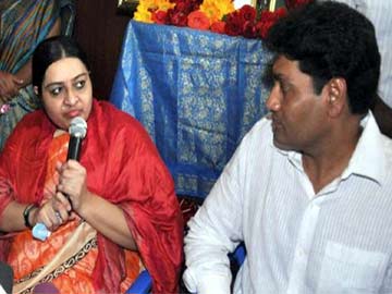 SakshiNews's tweet photo. #jayalalithaaniece #deepamadhavan దీపకు పేరవై చిచ్చు 
https://t.co/C60yvmMU3m https://t.co/Zj207e8HK3