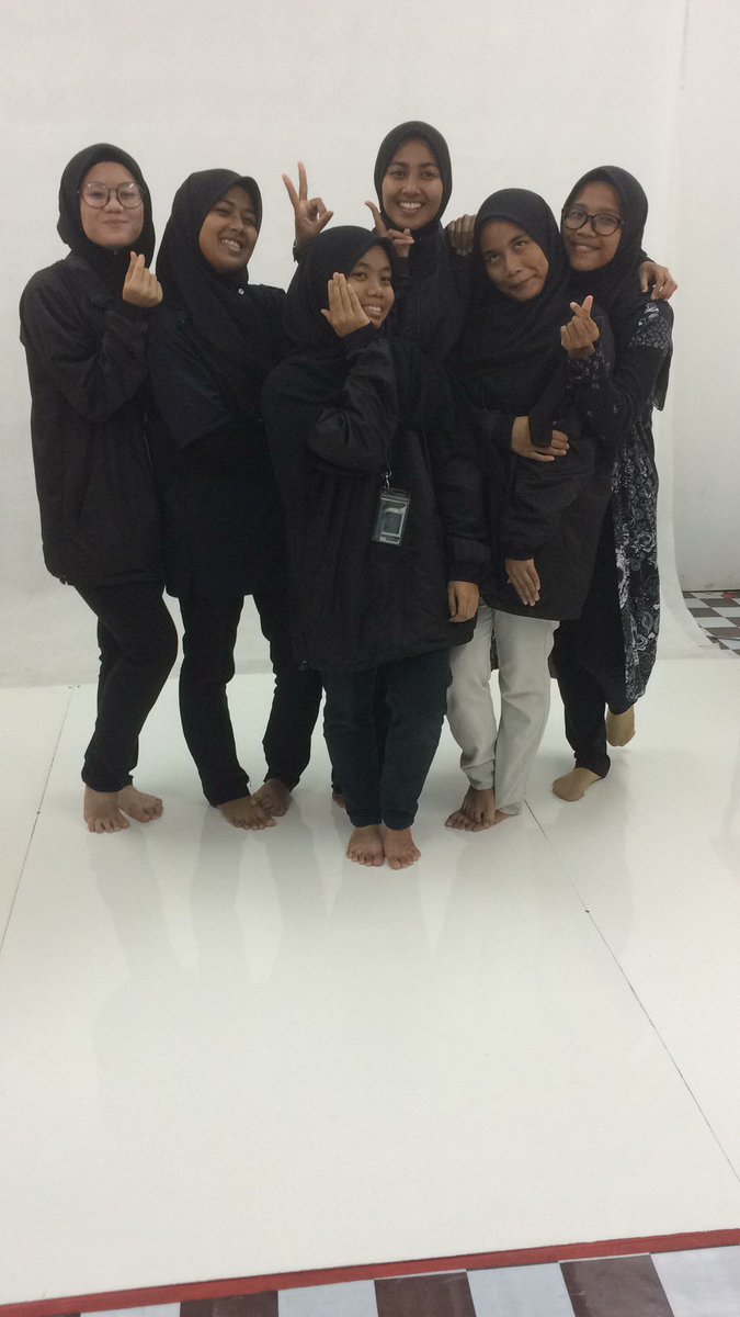 kfgraphy's tweet photo. Photoshoot abang kakak komander 👍🏻💪🏻💪🏻 https://t.co/1XPoFaBq0B