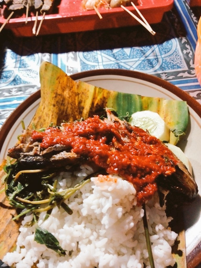 info_Blora's tweet photo. Kuliner malam Blora, sambel panggang penyet lalap godong telo godog dan aneka lauk. Maknyus at Warung Mbak Ning. https://t.co/IDs3gunYpC