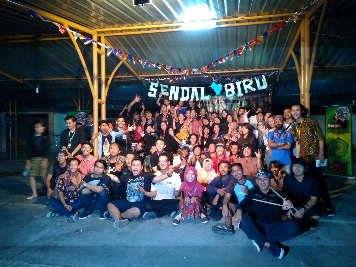 Pesta SENDAL BIRU kemarin