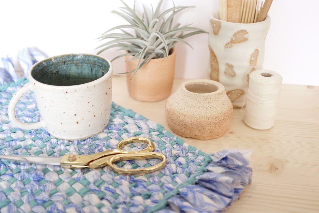 thoughtclothing's tweet photo. Lucy of @peasandneedles shares her first #weavingtutorial on our blog. Learn how to #upcycle your sheets to make a beautiful place-mat! https://t.co/DWGoIesPXX