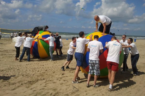 Tip! #bedrijfsuitje #strand #teambuilding #strandzeskamp + BBQ v.a. € 52,00 noordwijk-events.nl/bedrijfsuitjes…