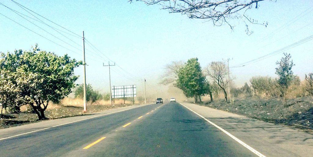 #AlertaSV 
Precaución al conducir: Nubes de polvo debido a vientos sobre Crr. El Litoral, a la altura de Ctón El Borbollón, El Tránsito.