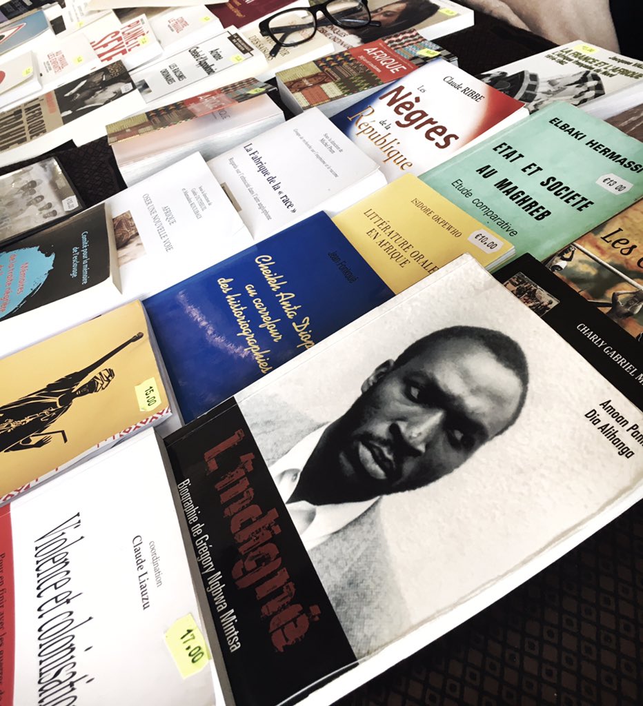Sambaa241's tweet photo. La diaspora #Gabonaise sensibilise le public du salon anti-colonial sur la situation du #Gabon et la resistance. https://t.co/TBo3rpAcH7