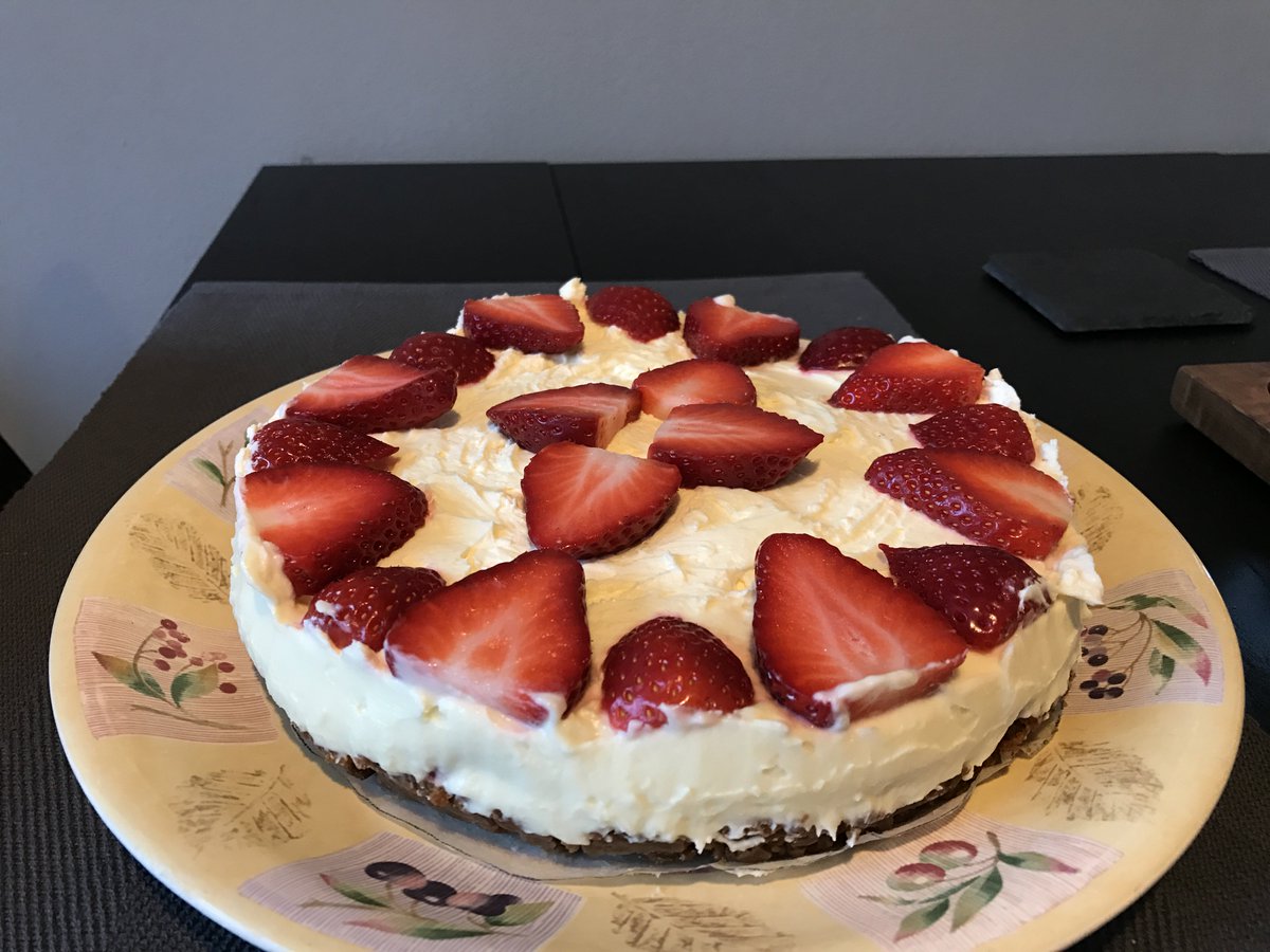 codeandstuff's tweet image. Made strawberry and white chocolate cheesecake!