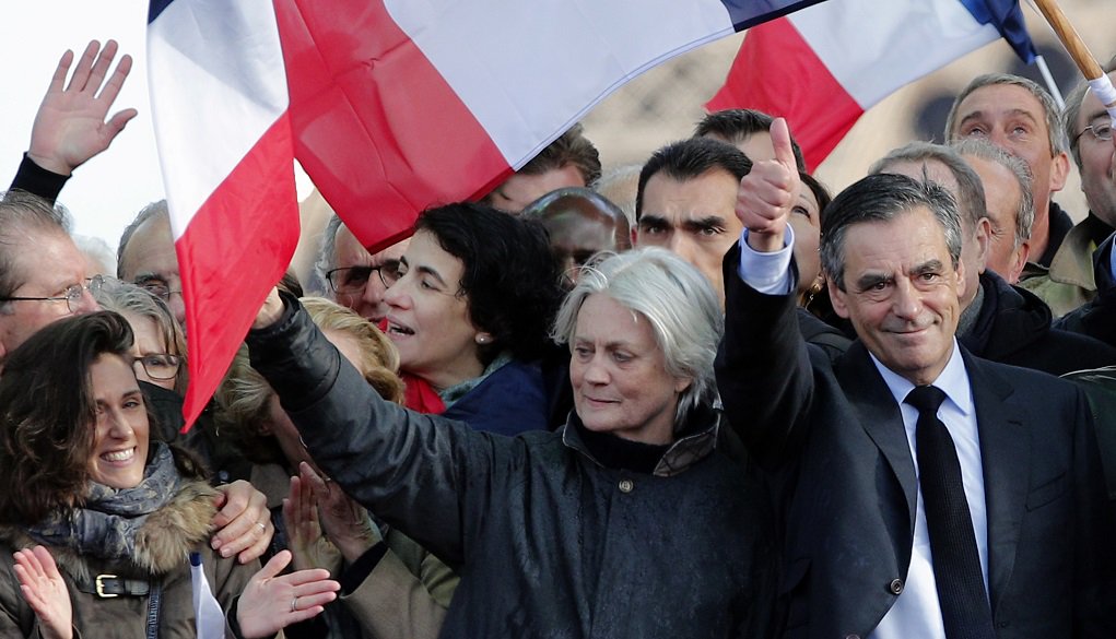 Μάχη για να παραμείνει στην προεδρική κούρσα δίνει ο #Fillon #PenelopeGate