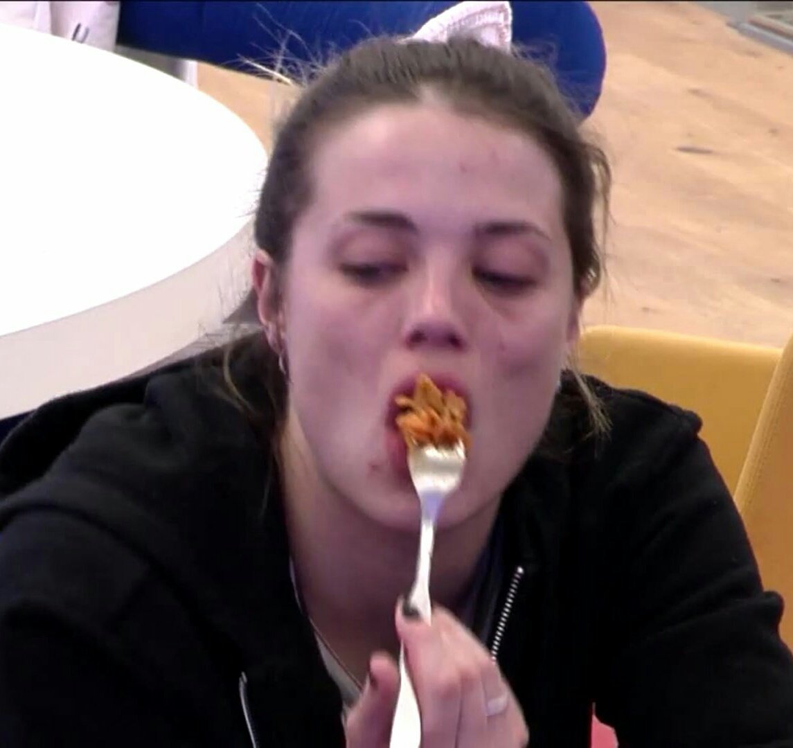yolandrista_'s tweet photo. Alyson quejándose de cómo come Daniela #DBT8GHVIP5 https://t.co/oRq3fPcRyv